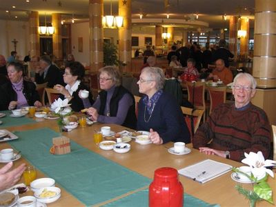 In Gemeinschaft mit anderen den Tag beginnen, alte Kontakte wieder aufleben lassen, neue knüpfen, austauschen und sich informieren: ...